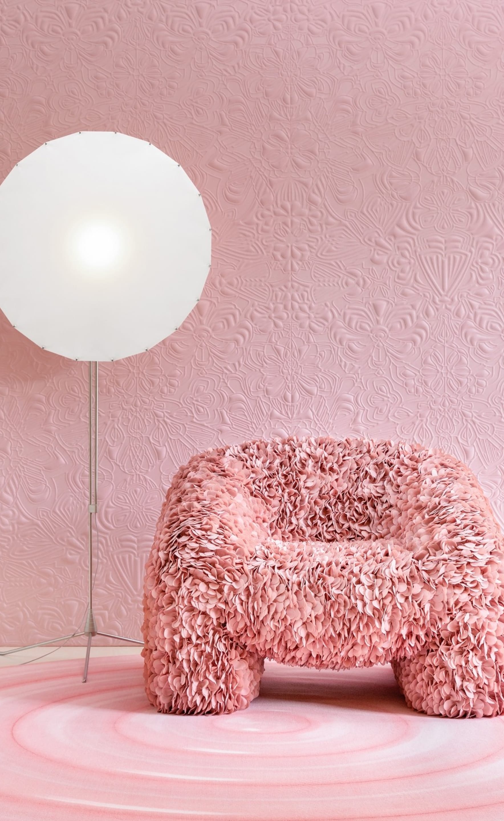 The pink chair of Moooi in the pink showroom