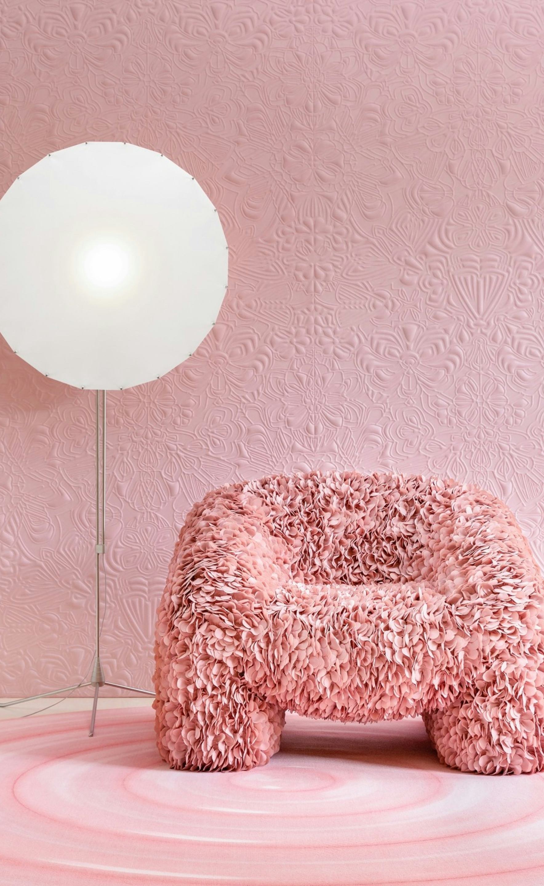 The pink chair of Moooi in the pink showroom
